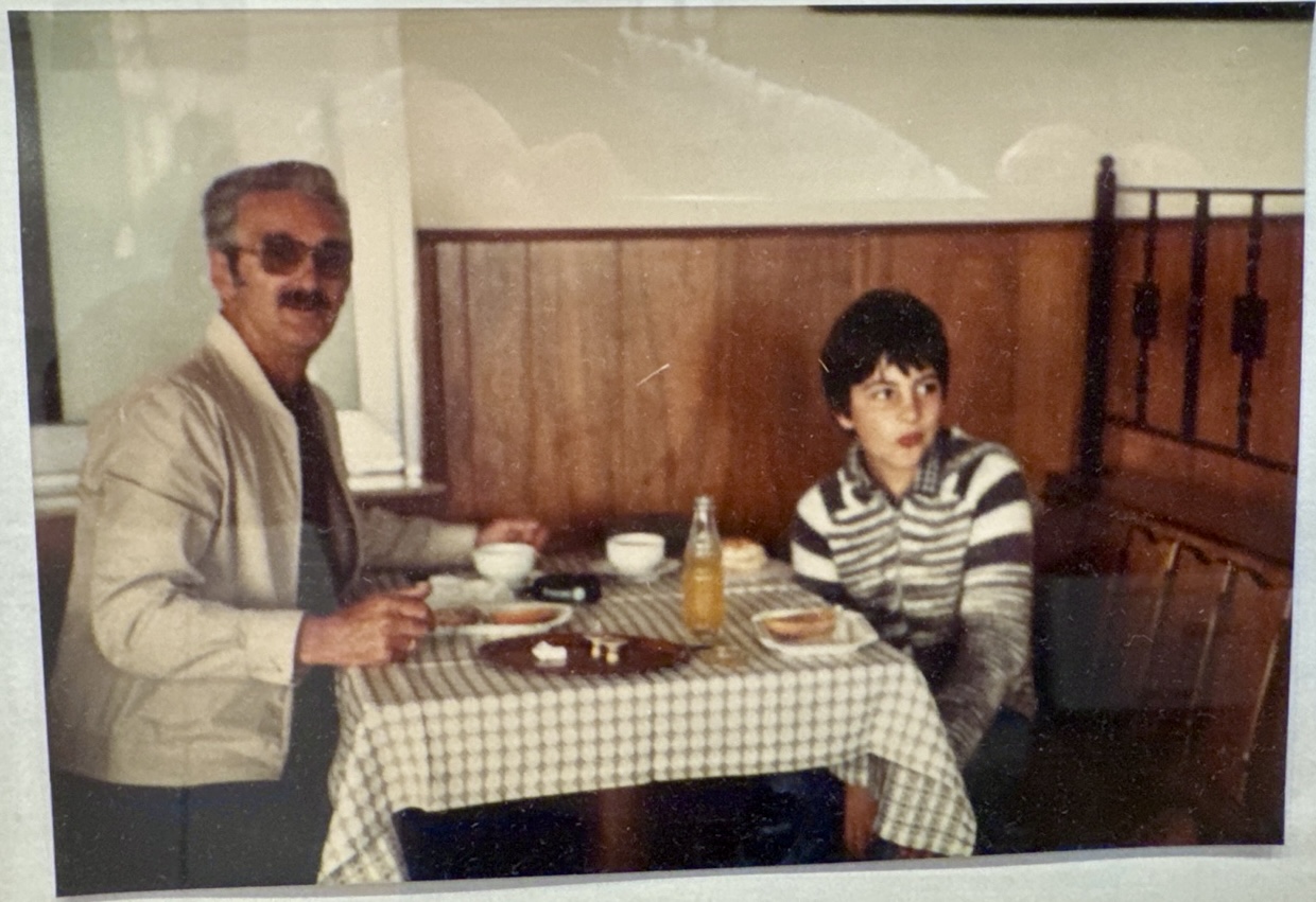 Stephan Bussang mit seinem Großvater Kurt beim Frühstück