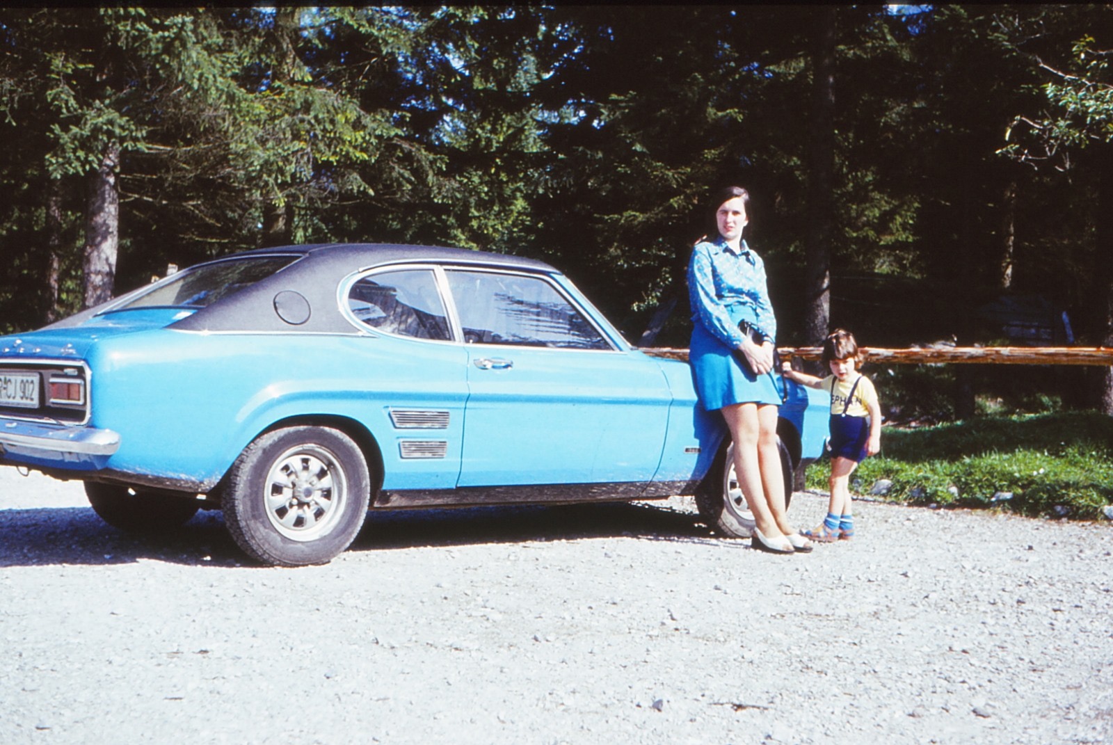 Blauer Ford Capri der Familie mit Johanna und Stephan Bussang