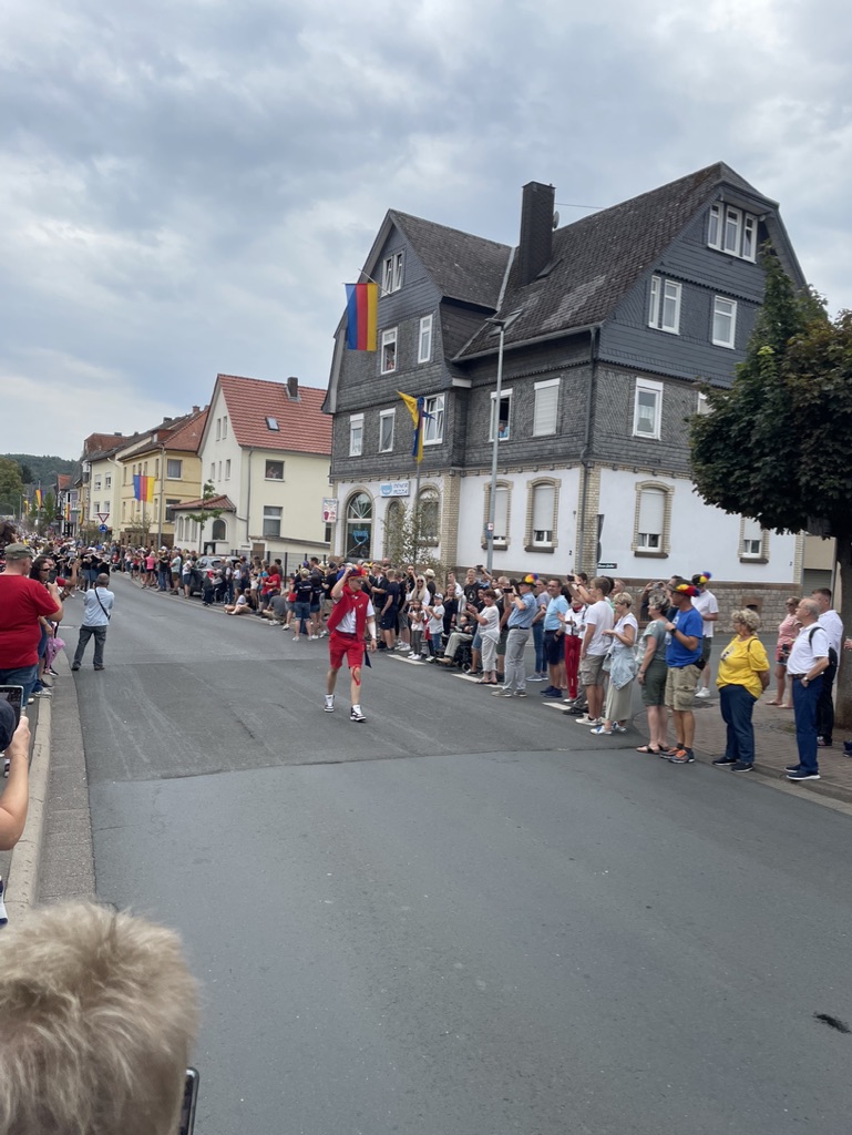 Grenzegangsläufer auf einer Straße in Wetter, Zuschauer stehen am Straßenrand