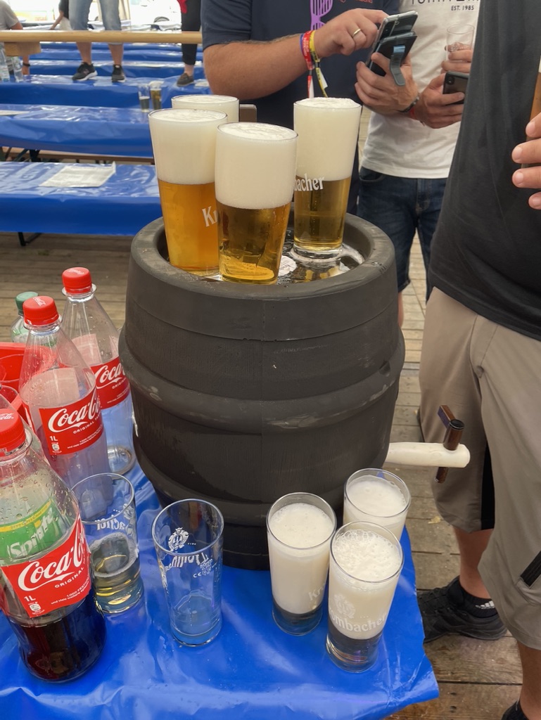 Getränke und Festgäste an einem Tisch im Grenzegang-Festzelt