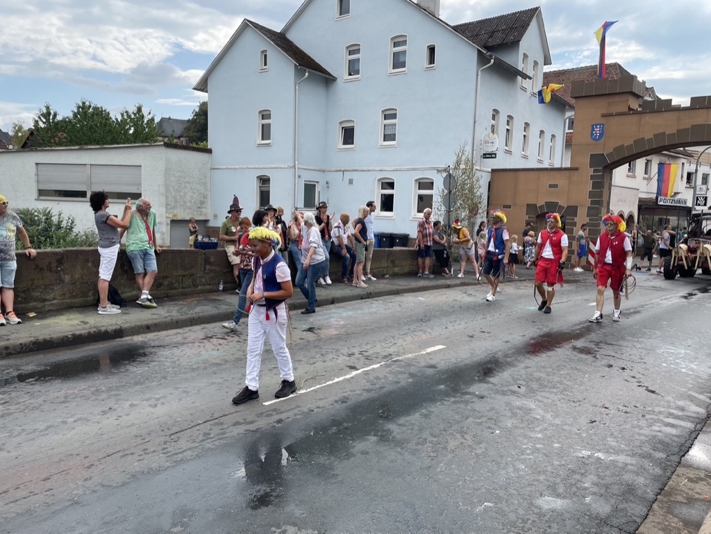 Grenzegangsläufer und Zuschauer beim Festzug am Untertor in Wetter