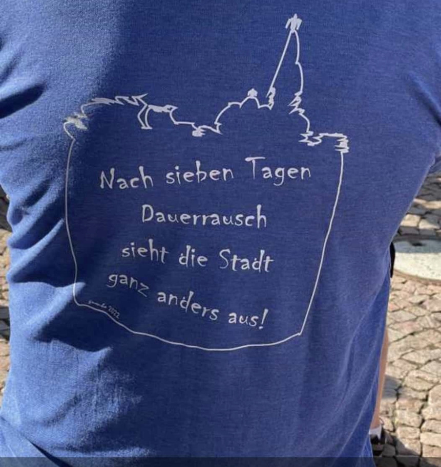 Blaues T-Shirt mit gezeichneter Wetterscher Stadtsilhouette und Grenzegang-Spruch