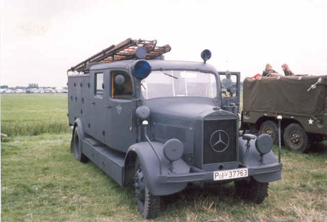 Restauriertes schweres Löschgruppenfahrzeug LF 15 auf Mercedes-Benz L3000F