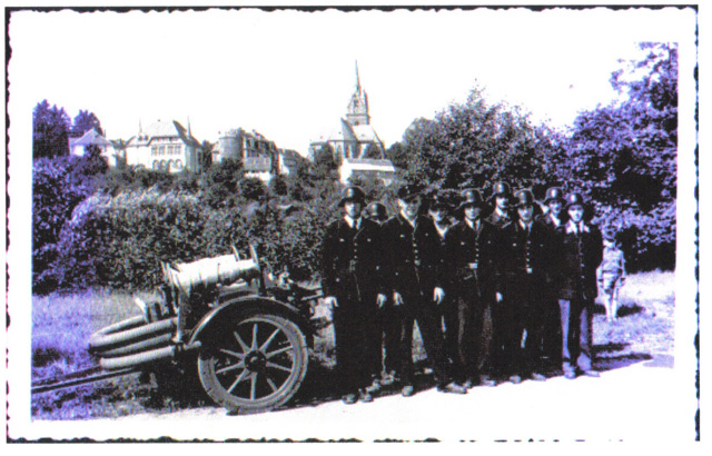 Historische leichte Motorspritze LM 6 mit Mannschaft der Feuerwehr Wetter-Mitte