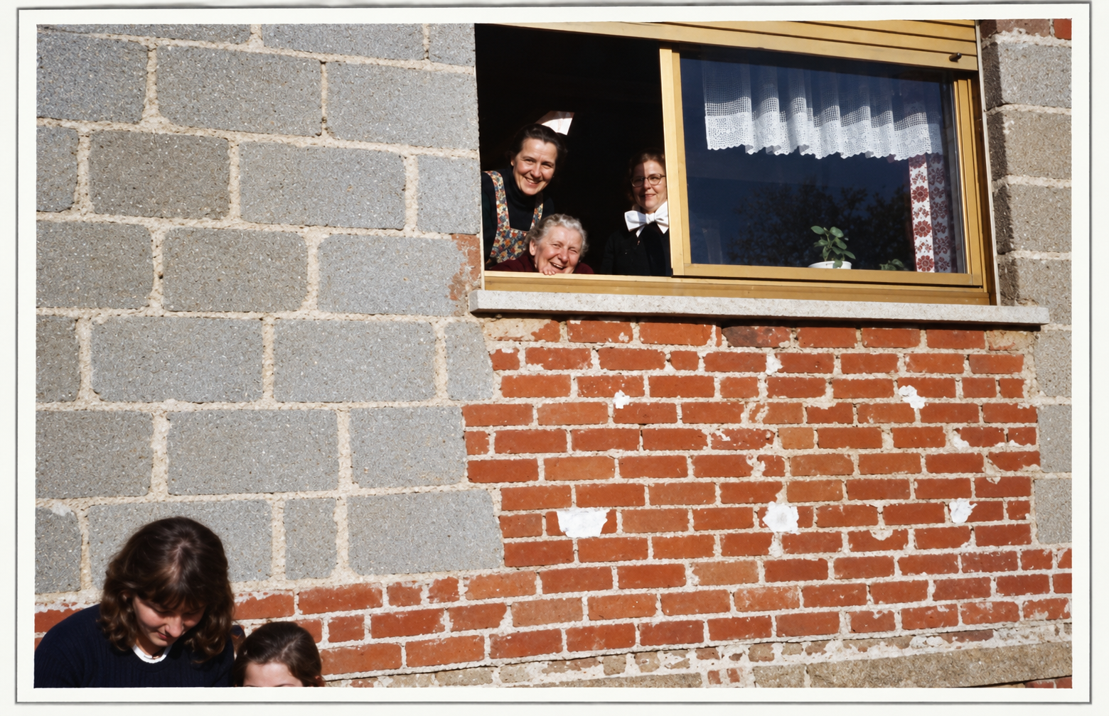 Maria Dörr, Tante Rickchen sowie Sophie Dörr die Ältere und die Jüngere am Küchenfenster