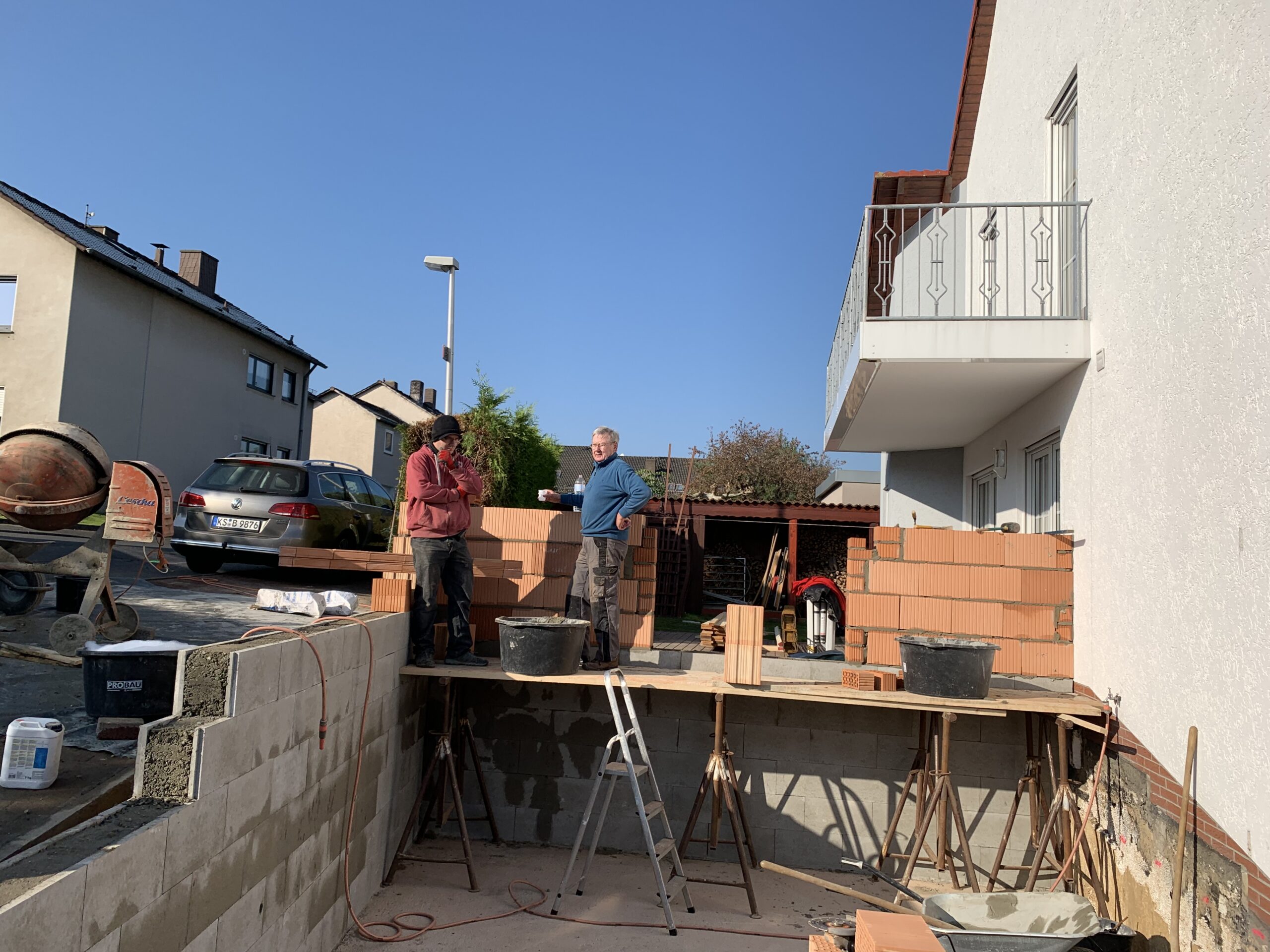 Philipp Jakob und Onkel Peter beim Mauern der Garage